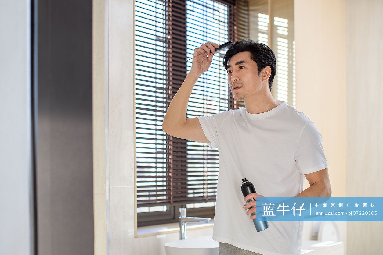 男士在家喷发胶