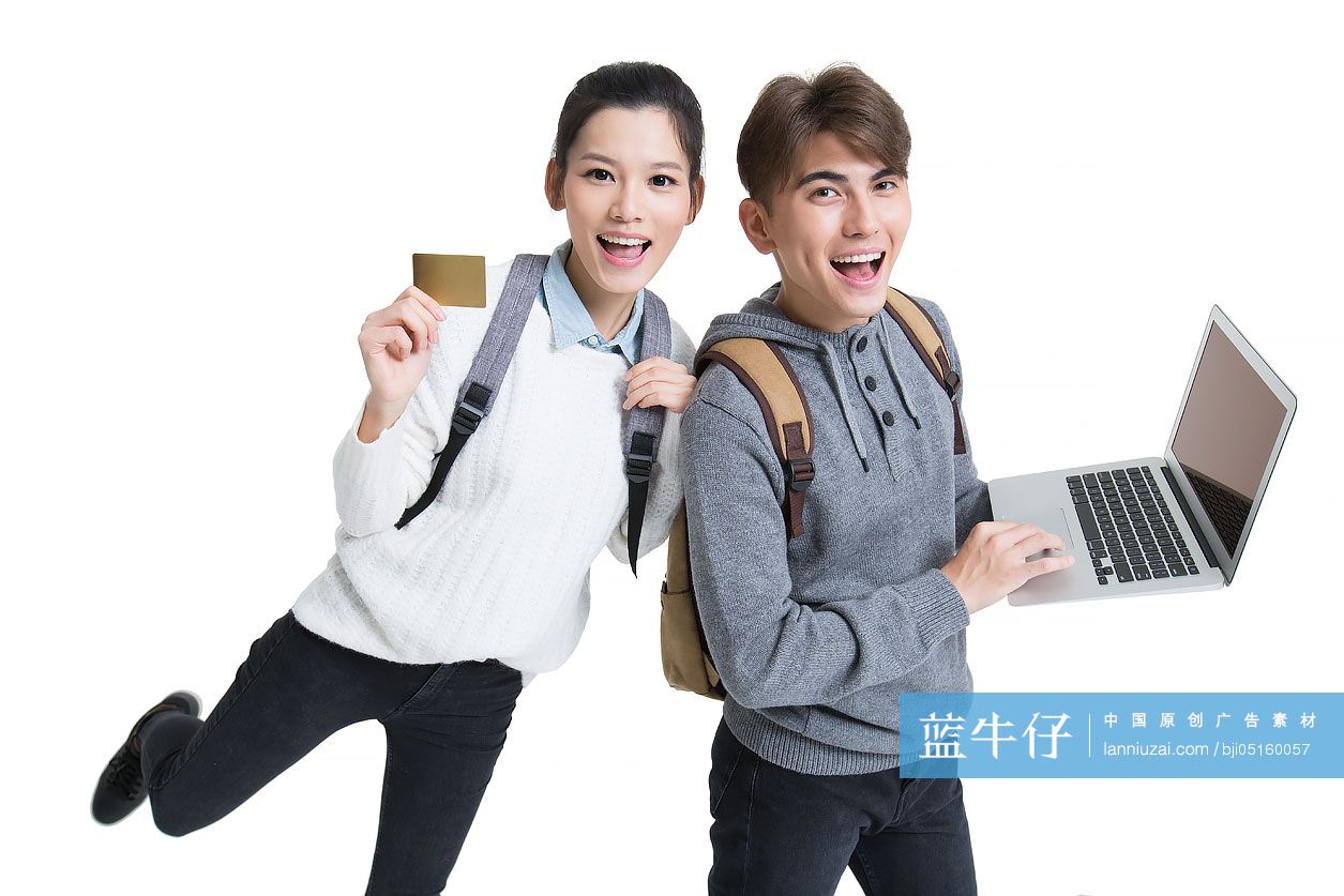 开心的大学生拿着笔记本电脑和银行卡