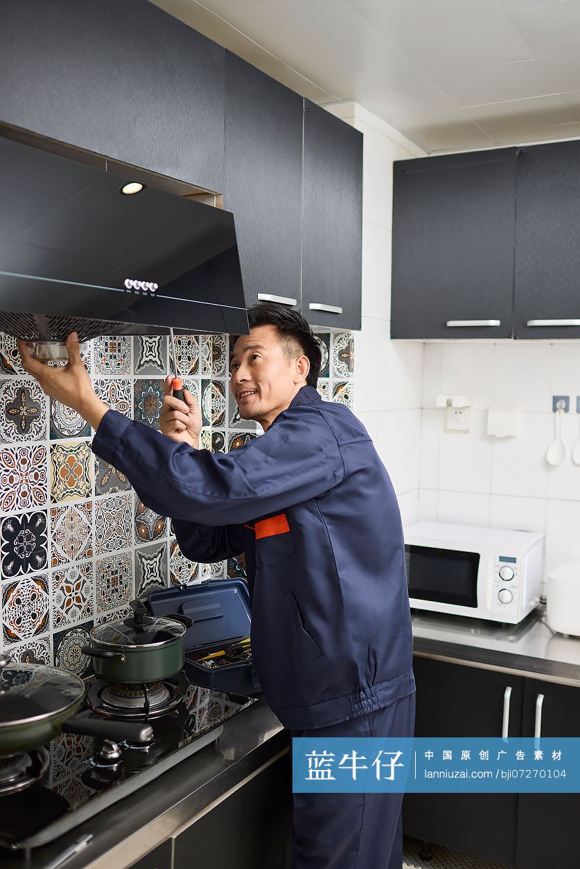 修理工修厨房用具