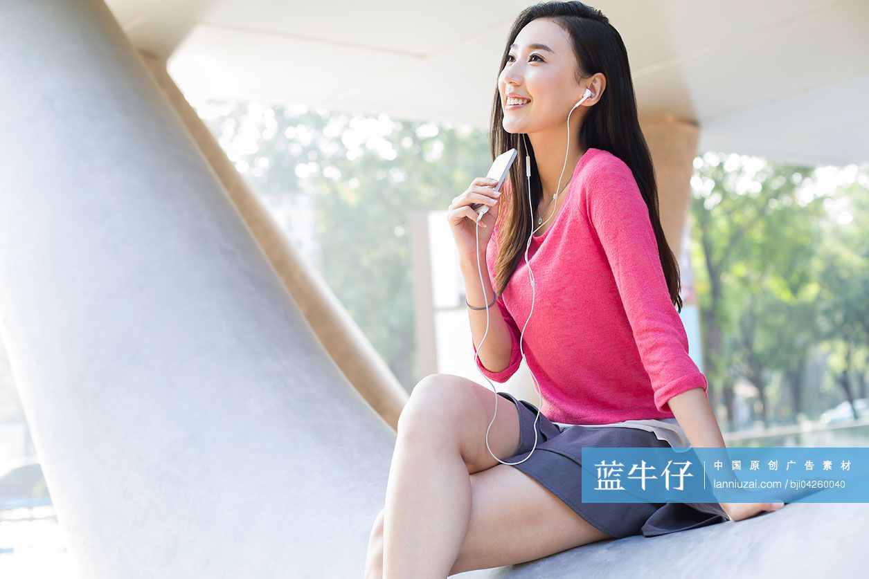 年轻女子听音乐