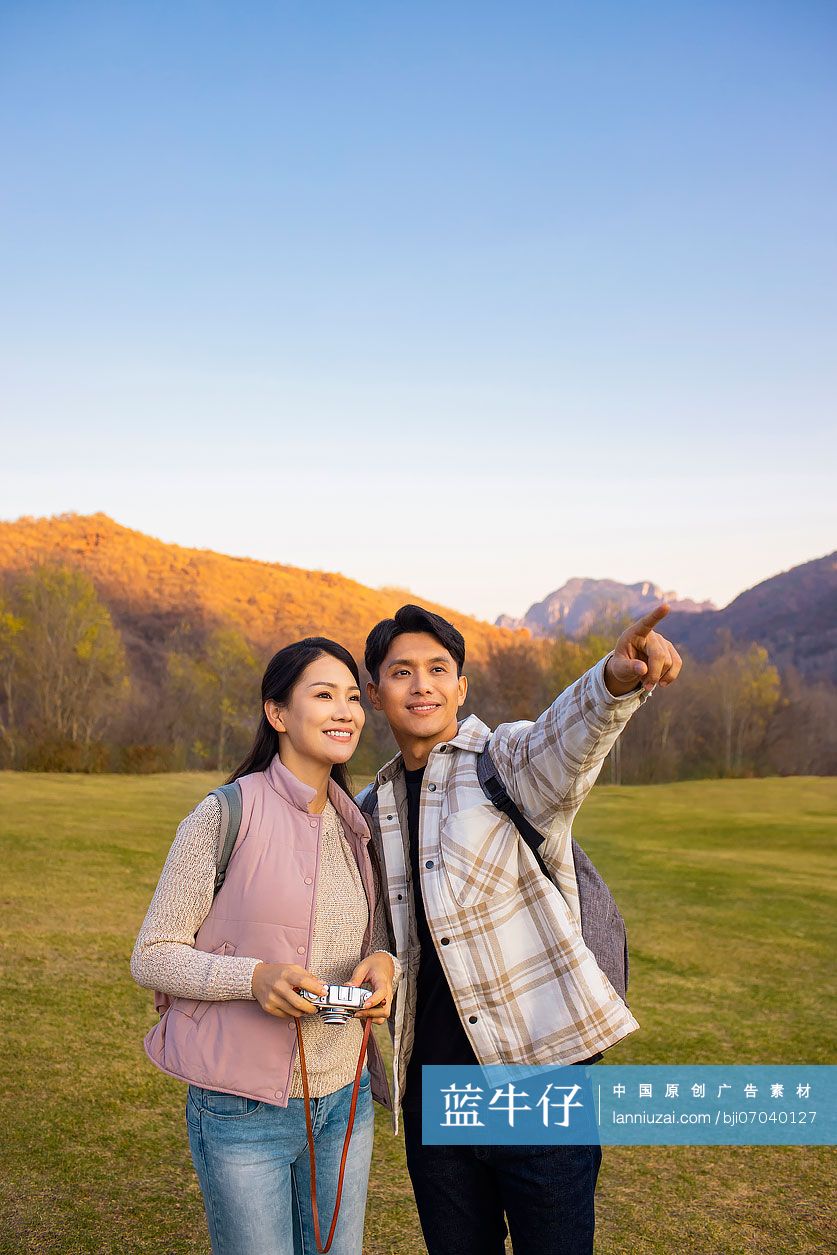 快乐的年轻情侣欣赏美丽的自然风光