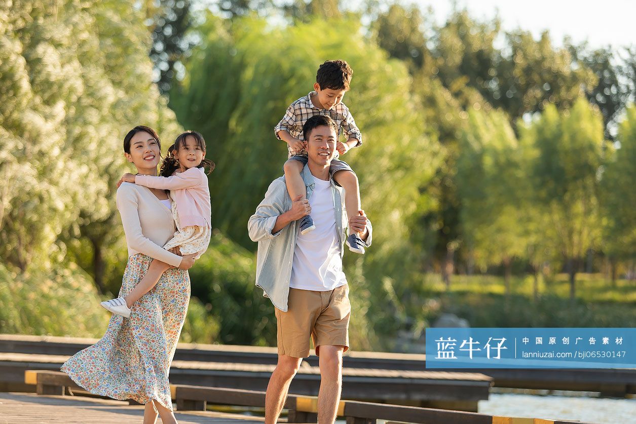 快乐的年轻家庭逛公园