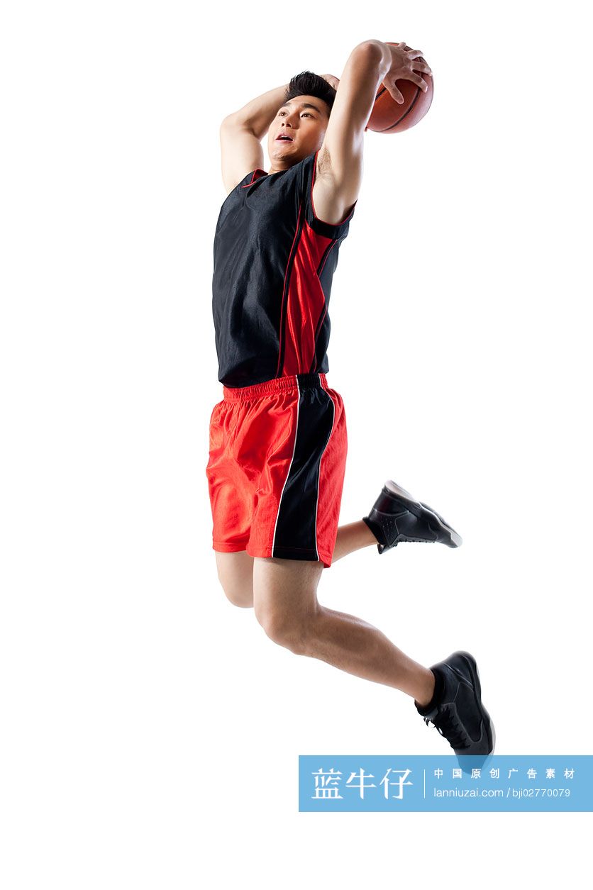 篮球运动员扣球
