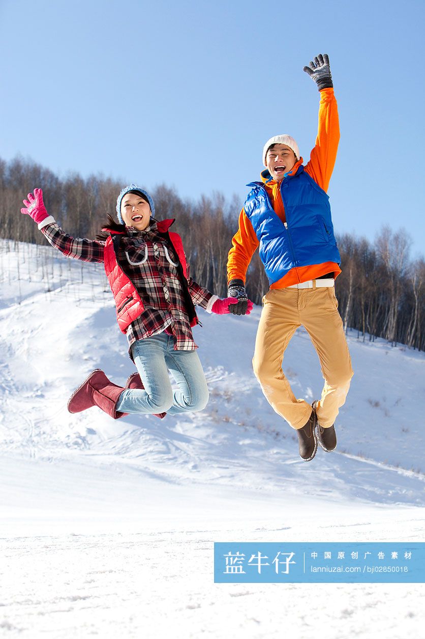 年轻情侣在滑雪场