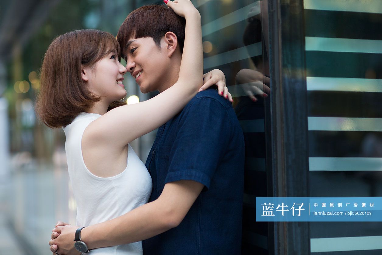 快乐的年轻情侣约会