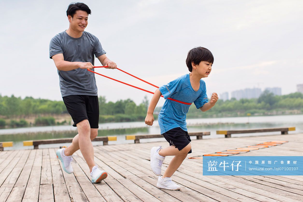 父子在公园锻炼身体