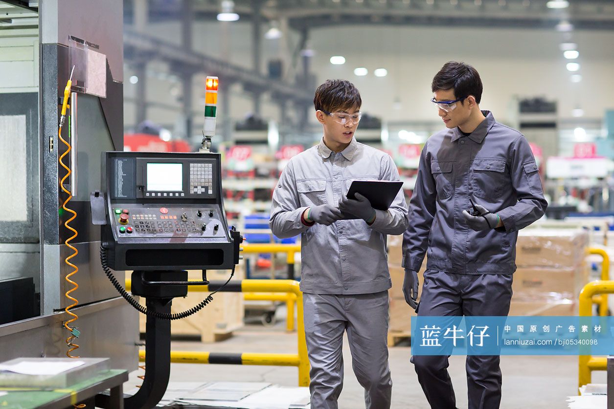 自信的工程师在工厂讨论工作