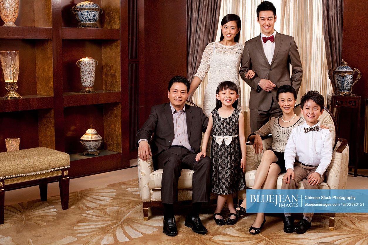 Portrait of a big Chinese family in a luxurious room