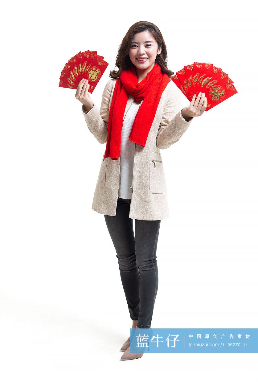 快乐的年轻女士手拿红包