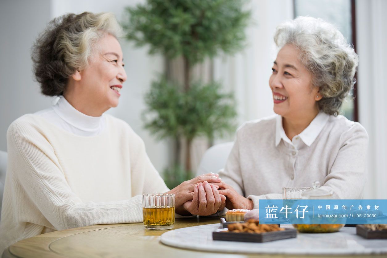 快乐的老年女子喝茶聊天