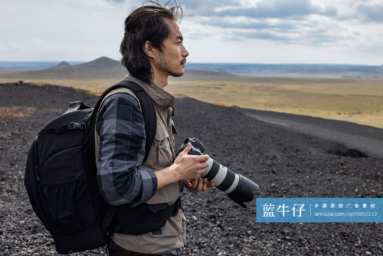摄影师欣赏远处的风景