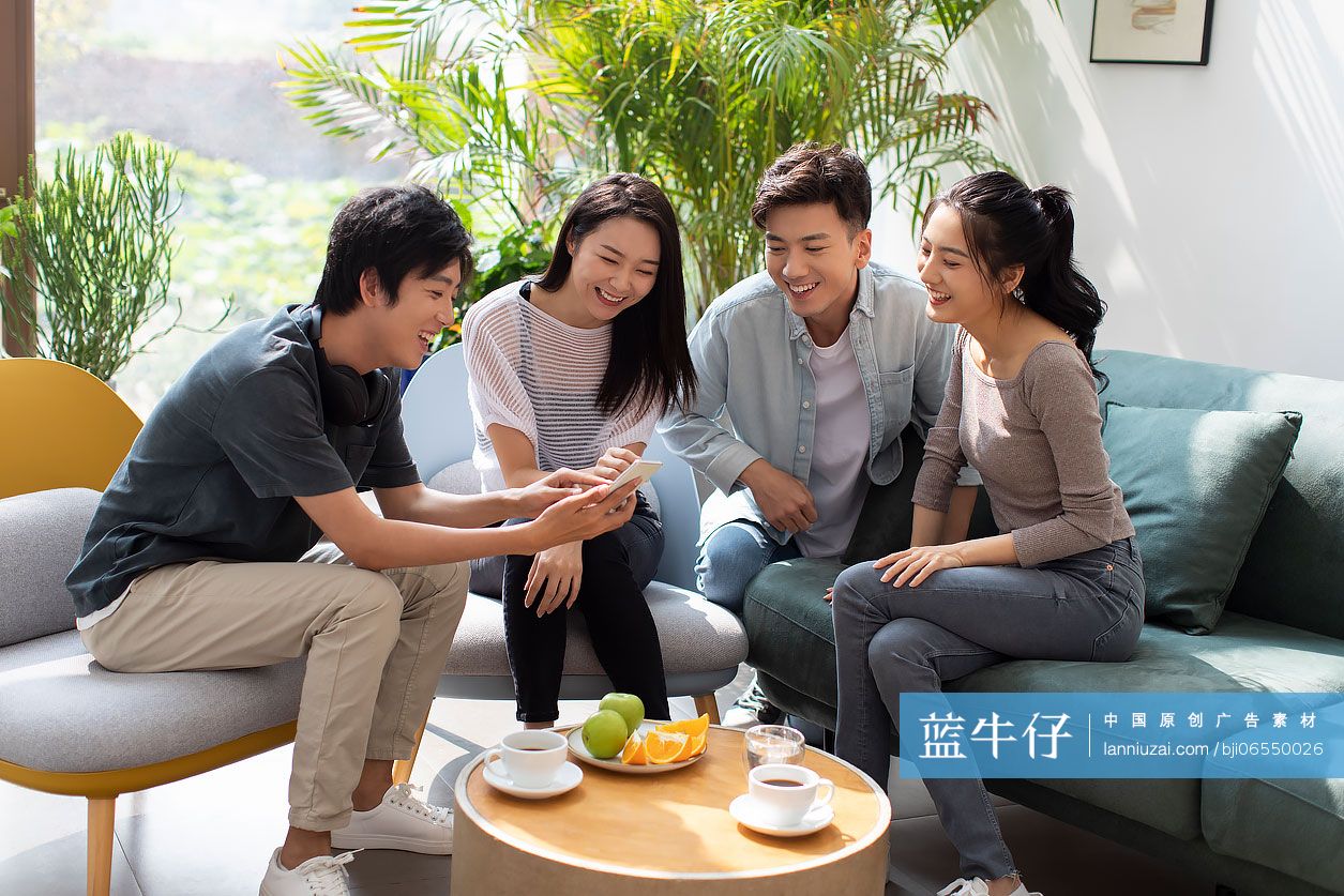 年轻朋友周末聚会