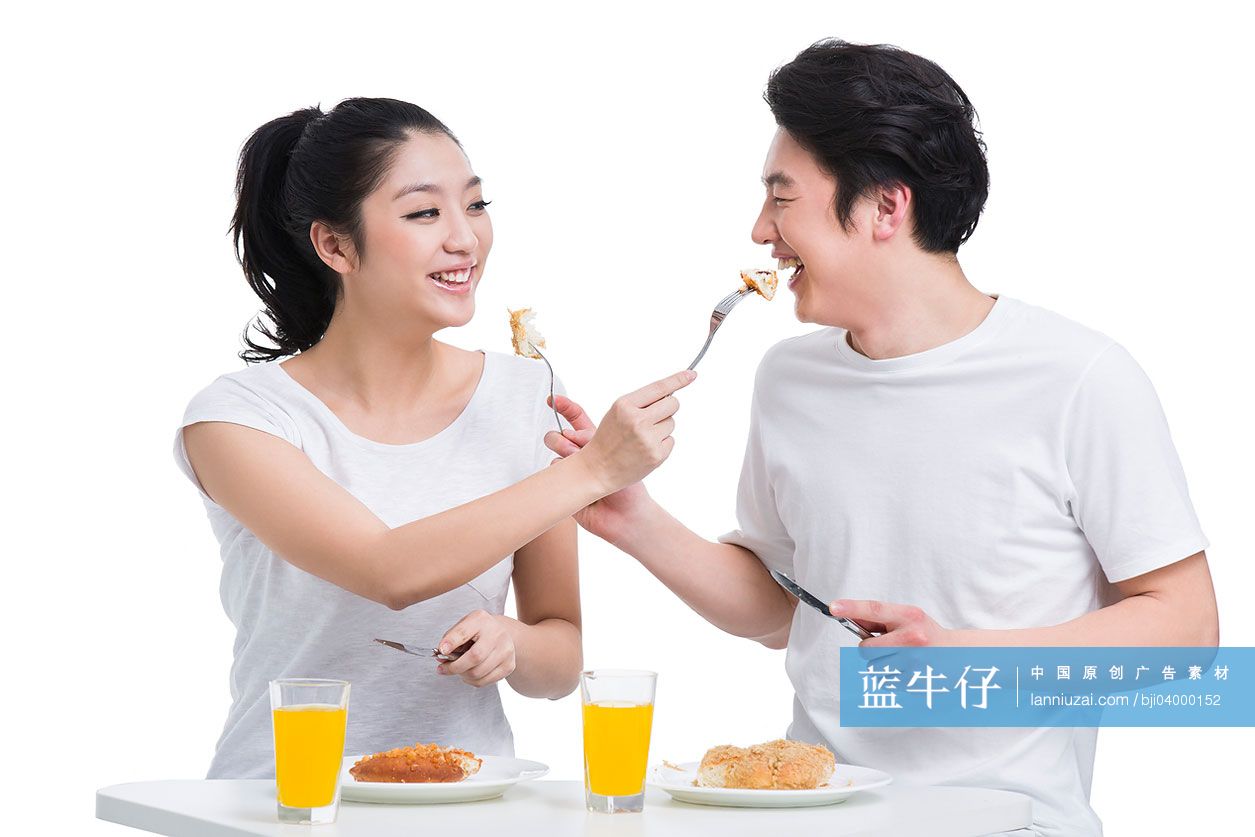 快乐的年轻夫妇在家吃早餐-蓝牛仔影像-中国原创广告影像素材