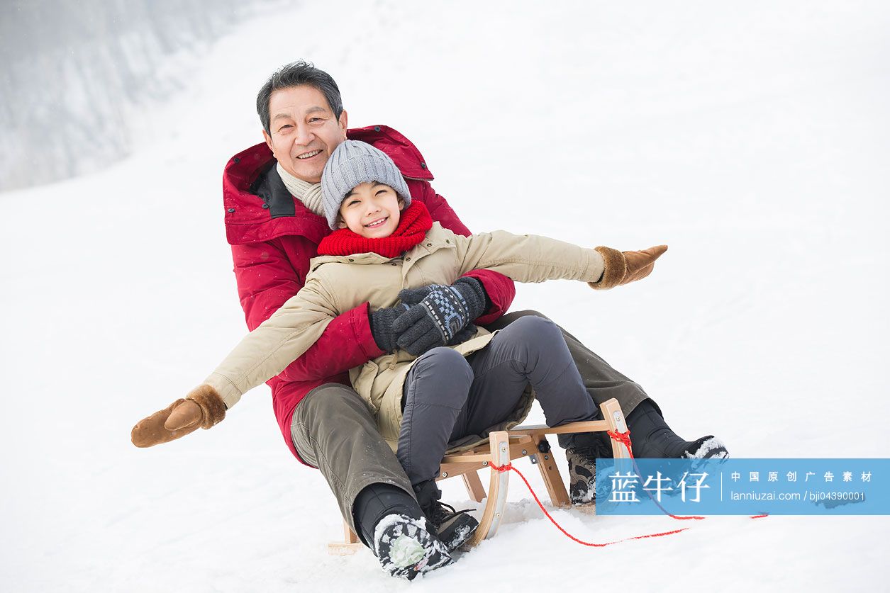 爷孙俩乘雪橇滑雪
