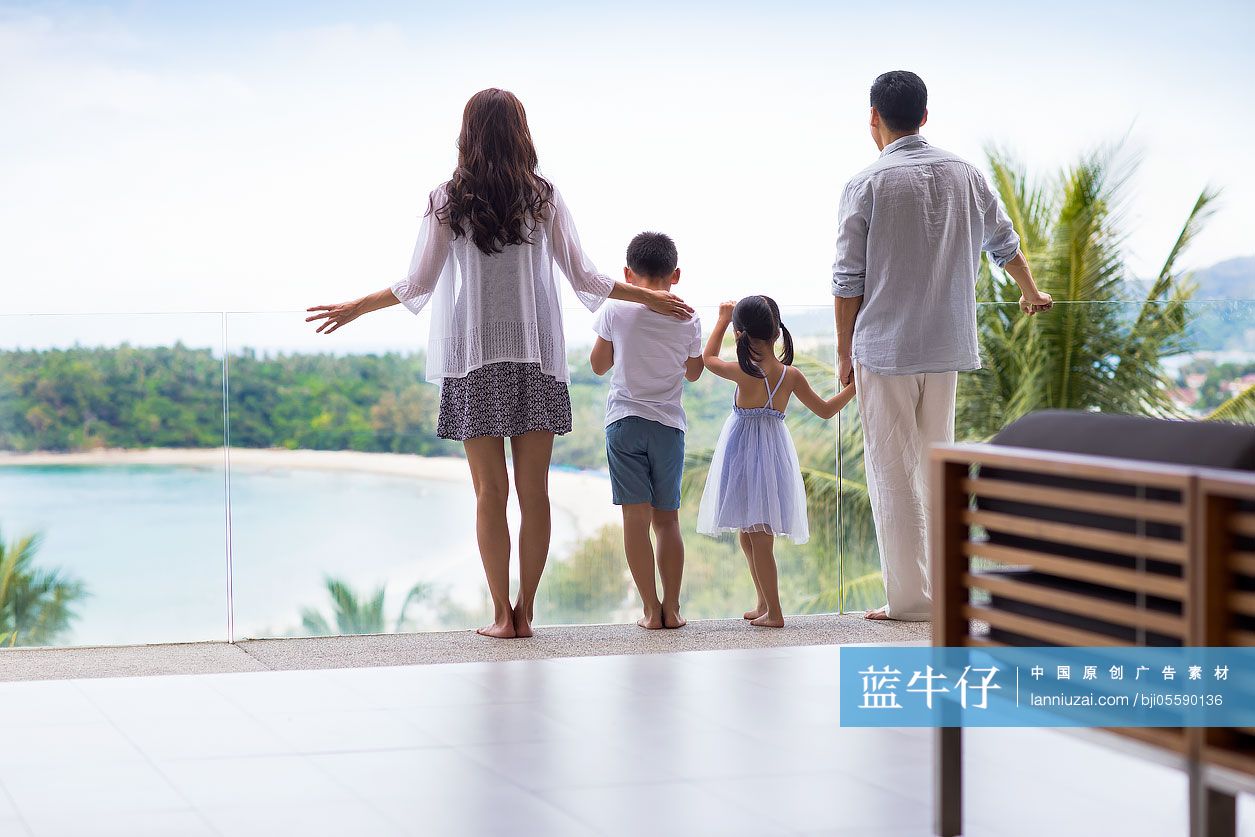 快乐的年轻家庭旅游度假