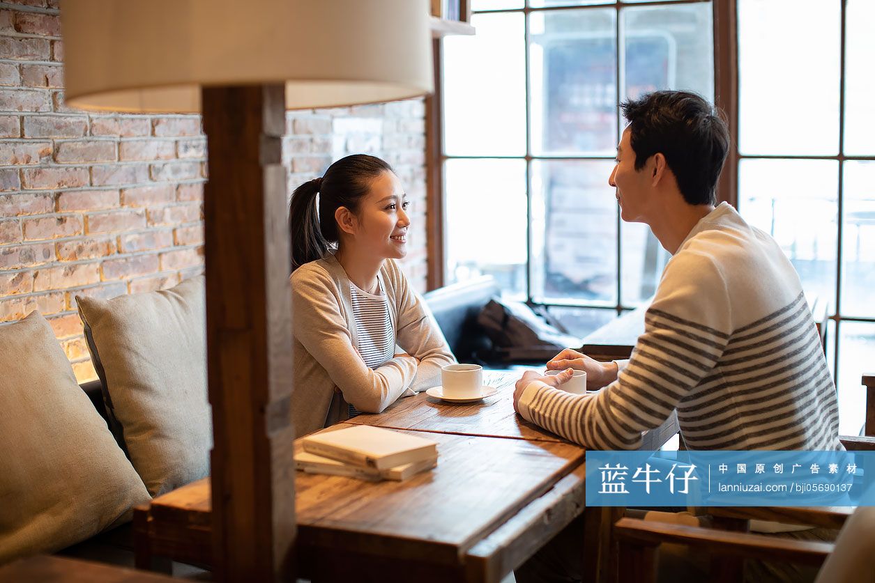 年轻情侣在咖啡店约会