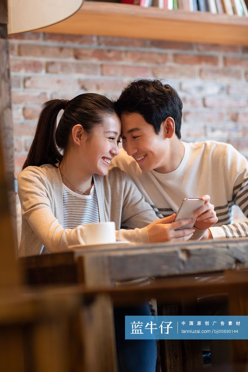 年轻情侣在咖啡店约会