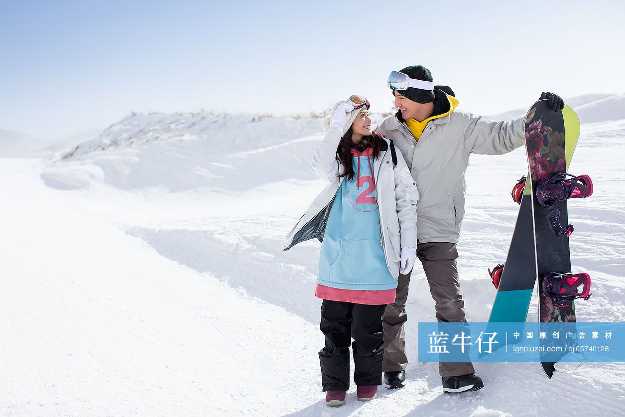 快乐的年轻情侣在滑雪场滑雪-蓝牛仔影像-中国原创广告影像素材