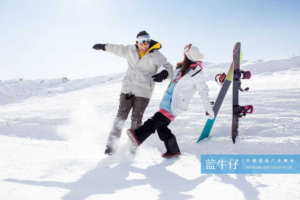 快乐的年轻情侣在滑雪场滑雪