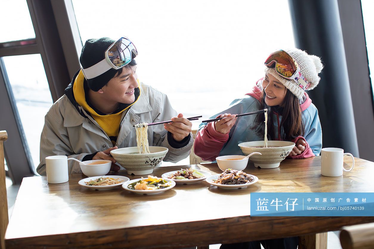 年轻情侣在火锅店吃饭-蓝牛仔影像-中国原创广告影像素材