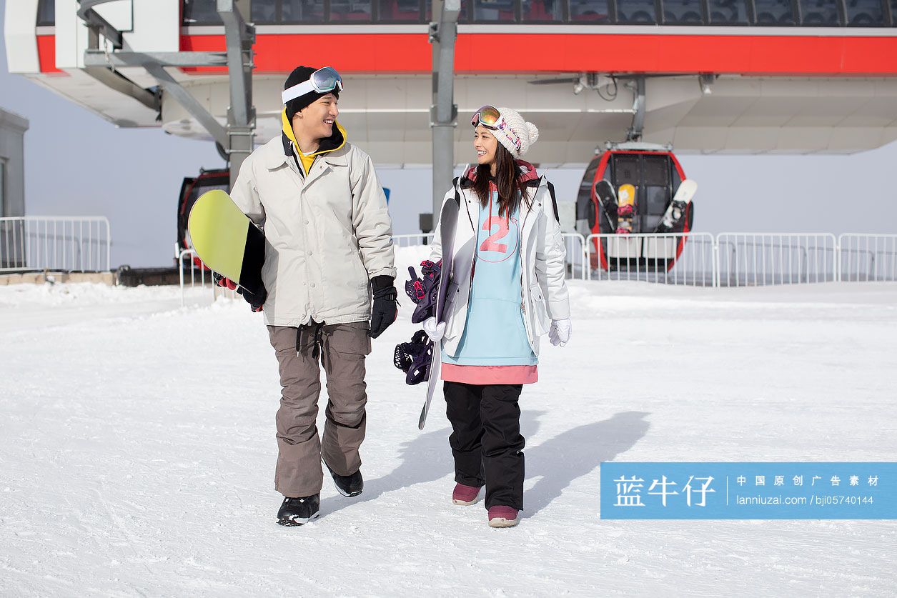 快乐的年轻情侣在滑雪场滑雪-蓝牛仔影像-中国原创广告影像素材