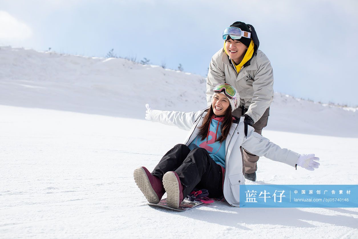 快乐的年轻情侣在滑雪场滑雪-蓝牛仔影像-中国原创广告影像素材