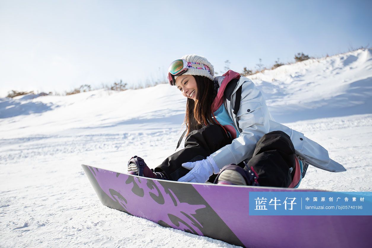 快乐的年轻女士在滑雪场滑雪