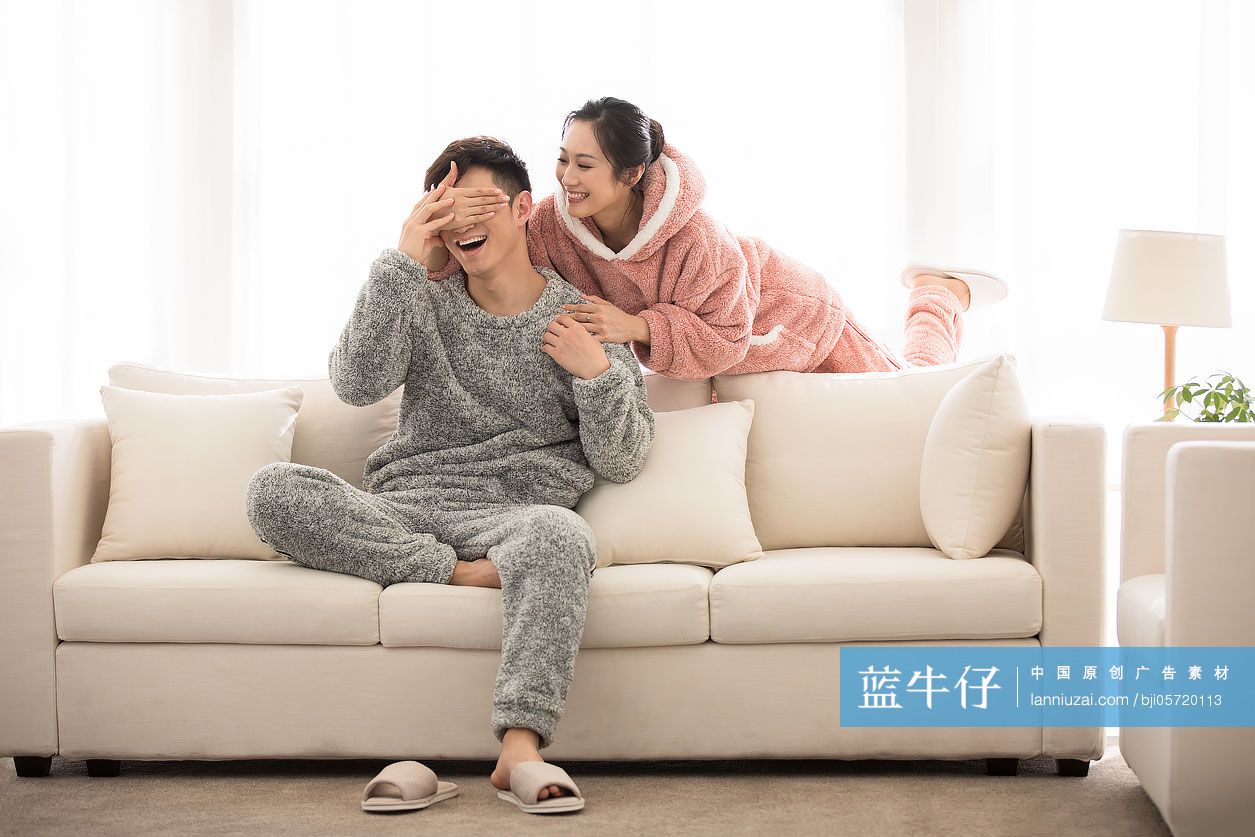 快乐的年轻情侣在客厅-蓝牛仔影像-中国原创广告影像素材