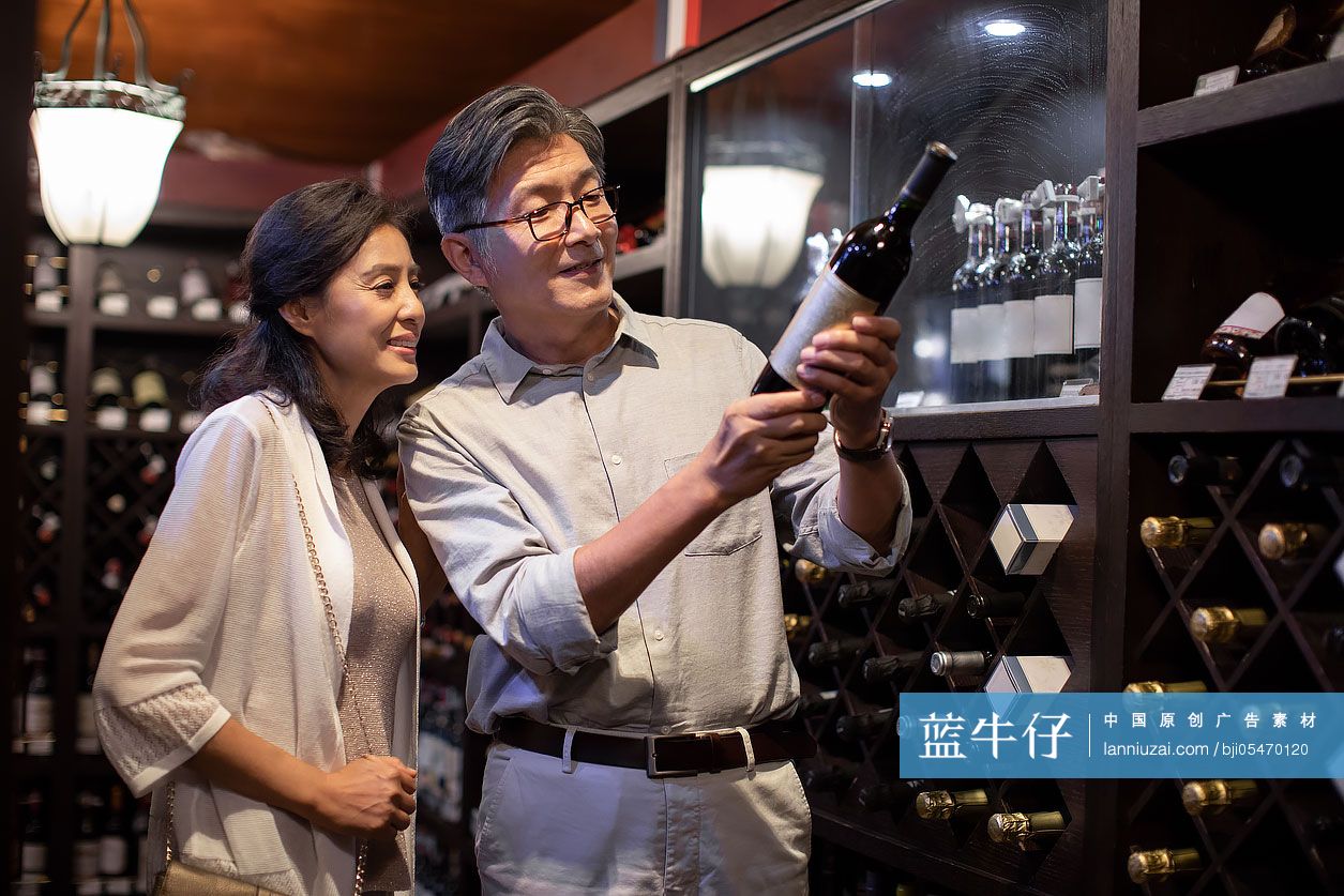 中老年夫妇在超市选购红酒