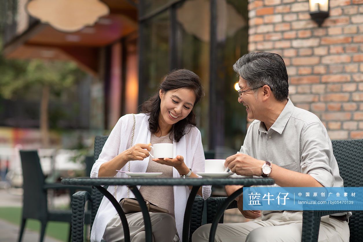 中老年夫妇在咖啡店喝咖啡