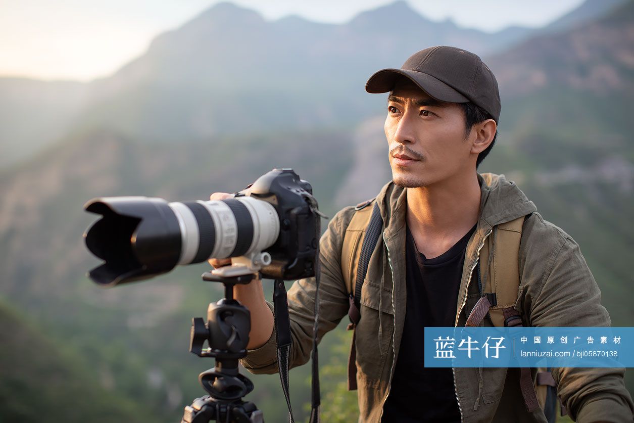 摄影师在户外拍照