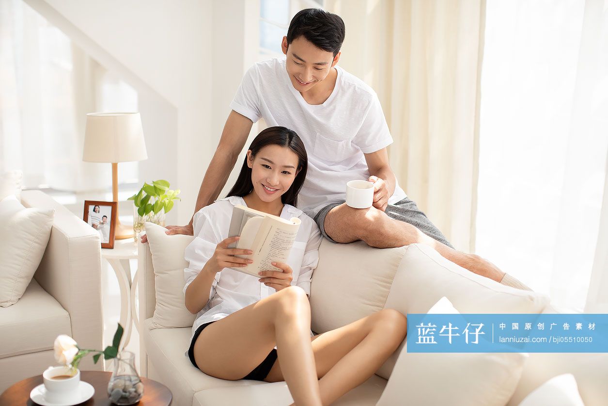 年轻情侣在家放松-蓝牛仔影像-中国原创广告影像素材