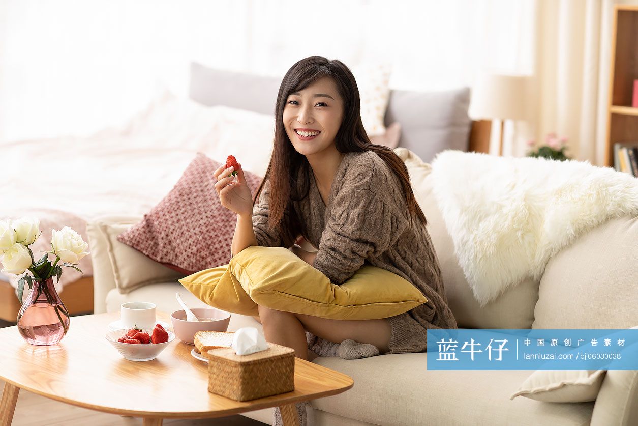 年轻女士吃草莓