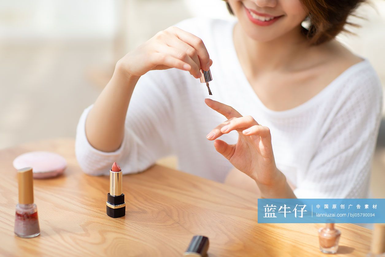 年轻女士在家涂指甲油-蓝牛仔影像-中国原创广告影像素材