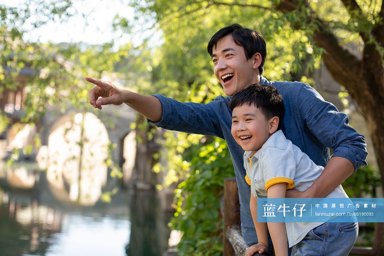 快乐父子俩旅游度假