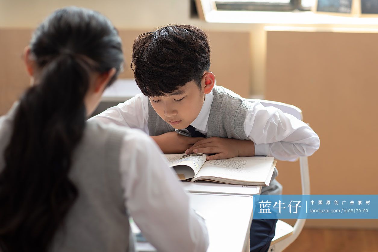 学生在教室学习