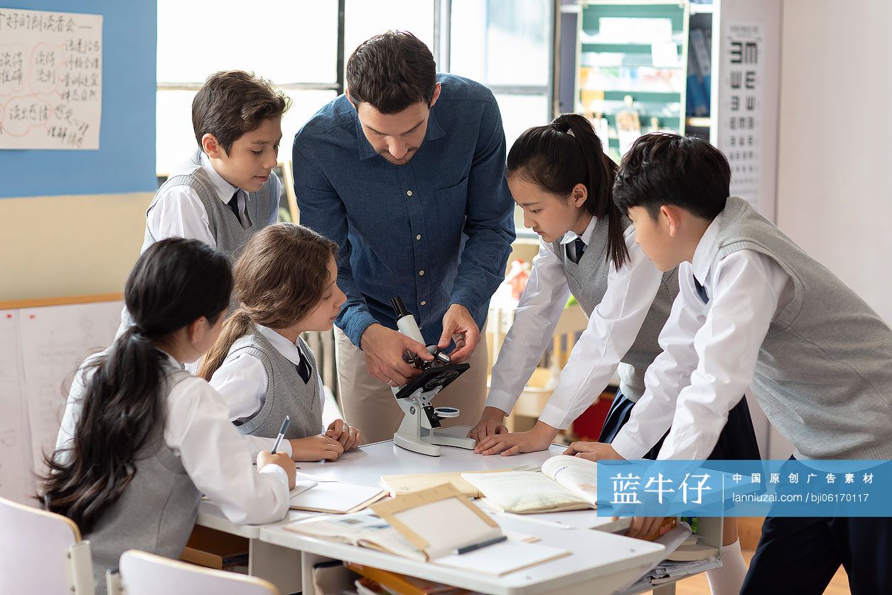 学生在教室使用显微镜