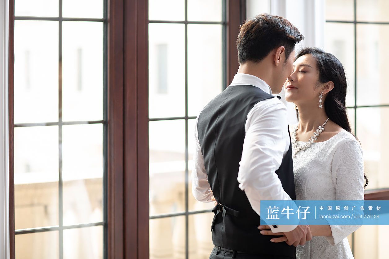 恩爱的年轻夫妇