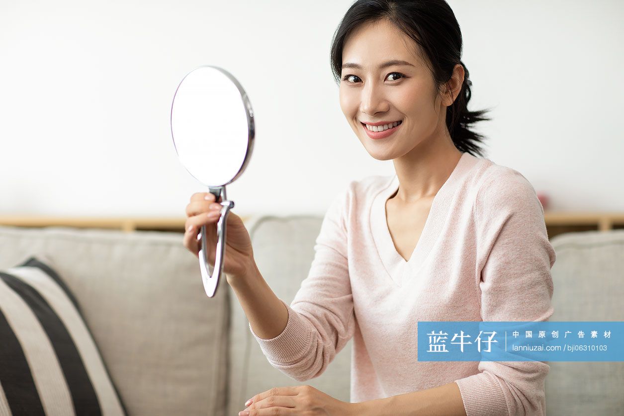 快乐年轻女士在家照镜子