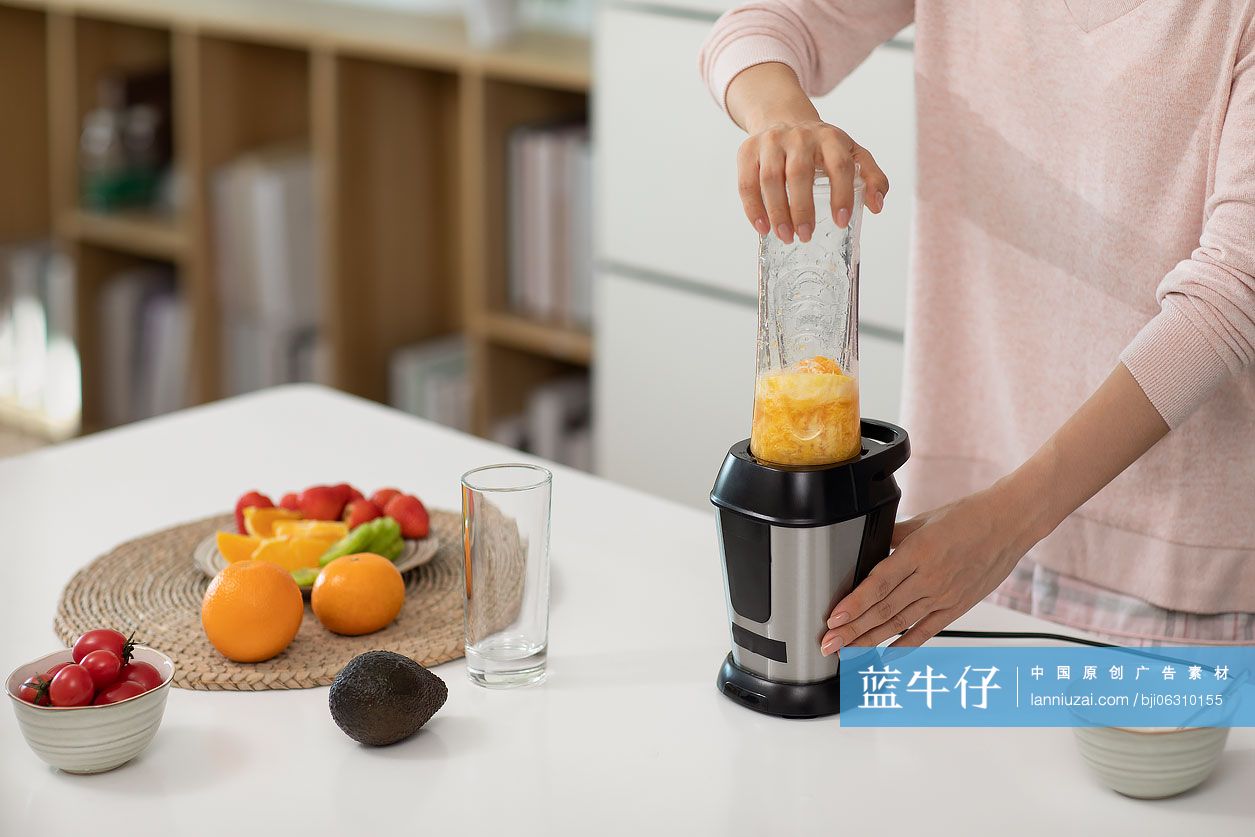 年轻女士在家榨果汁