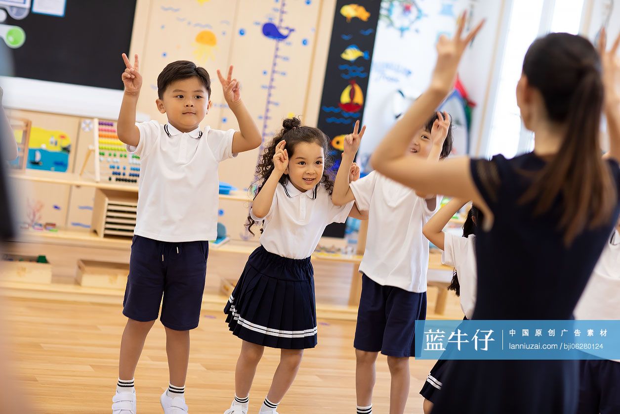幼儿园老师教孩子跳舞