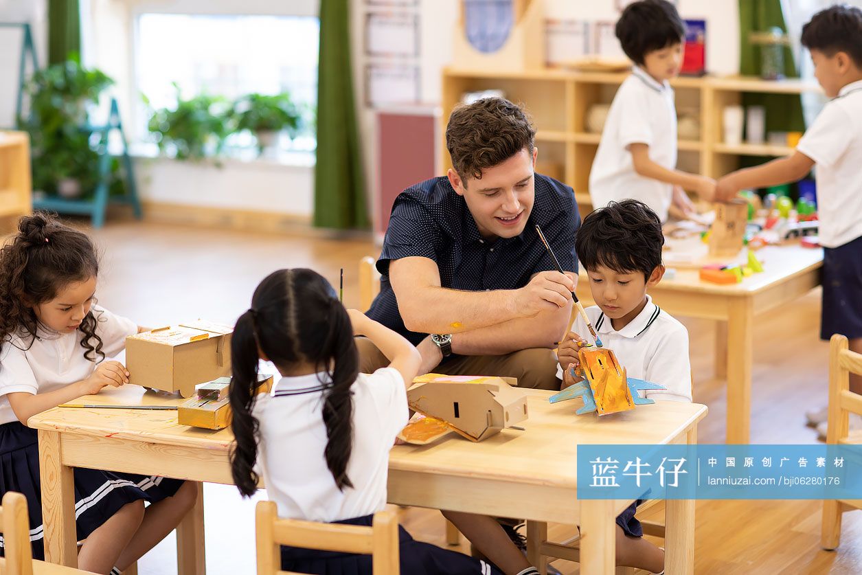 外教给孩子上手工课