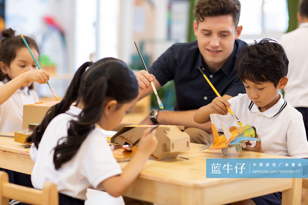 外教给孩子上手工课