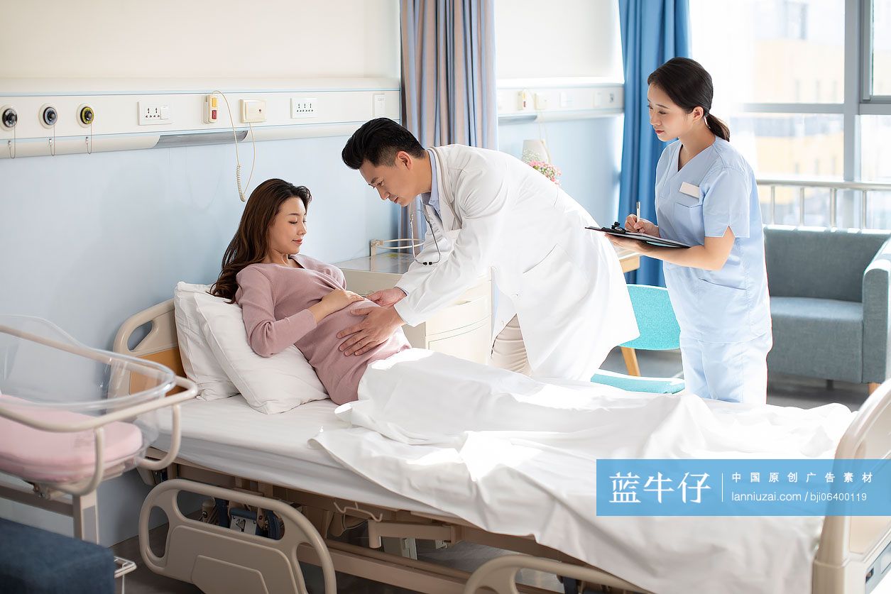 医生给孕妇做检查