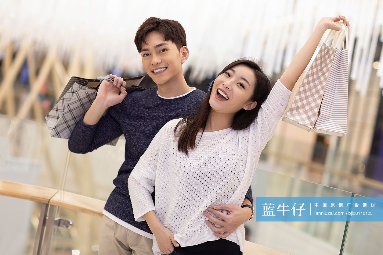 快乐的年轻情侣在商场购物