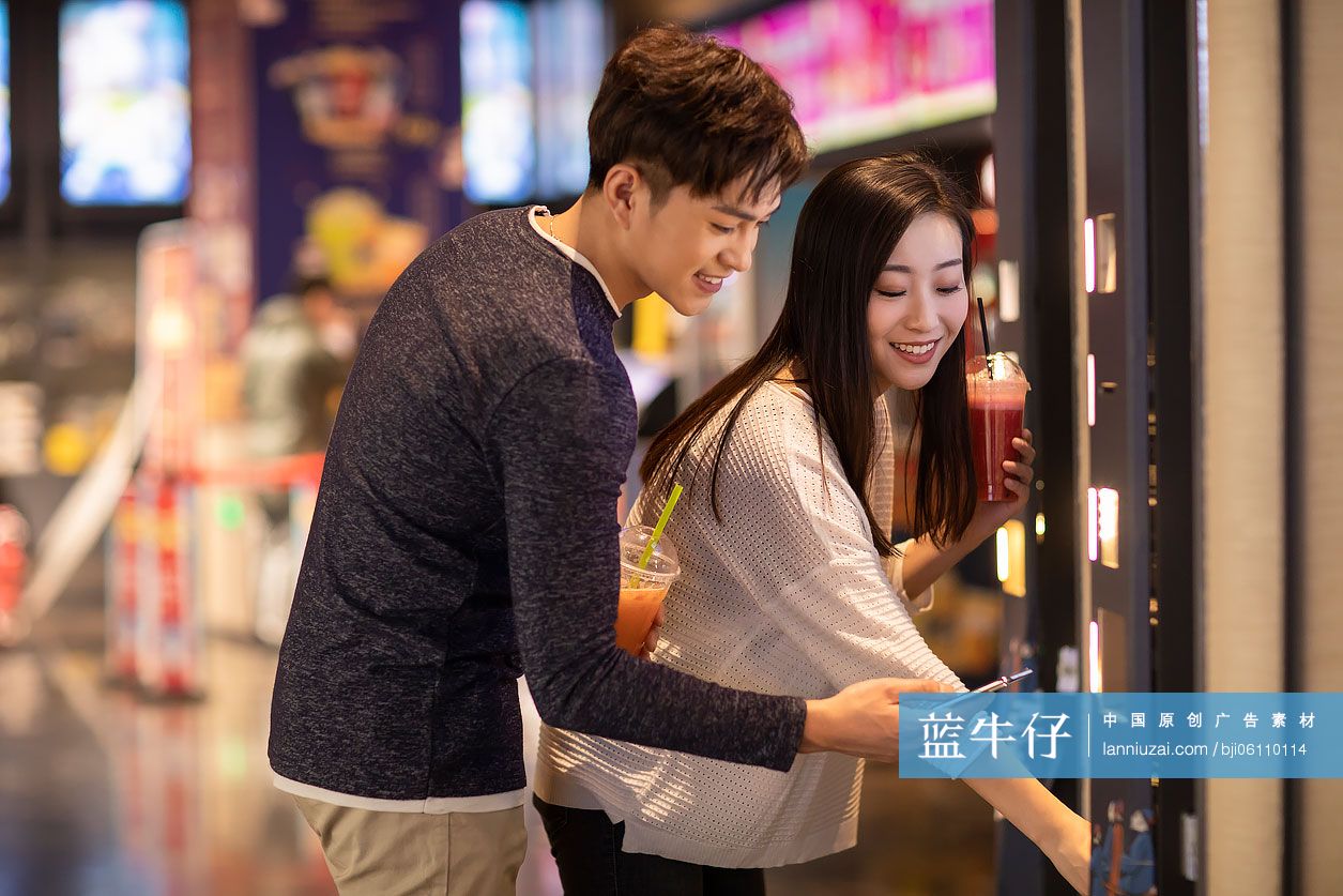 快乐的年轻情侣在商场约会