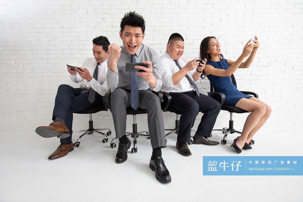 商务人士使用手机