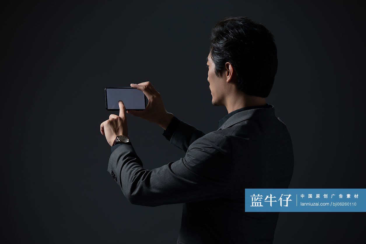 成功的商务男士使用手机拍照