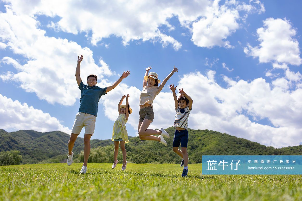 快乐的年轻家庭户外玩耍