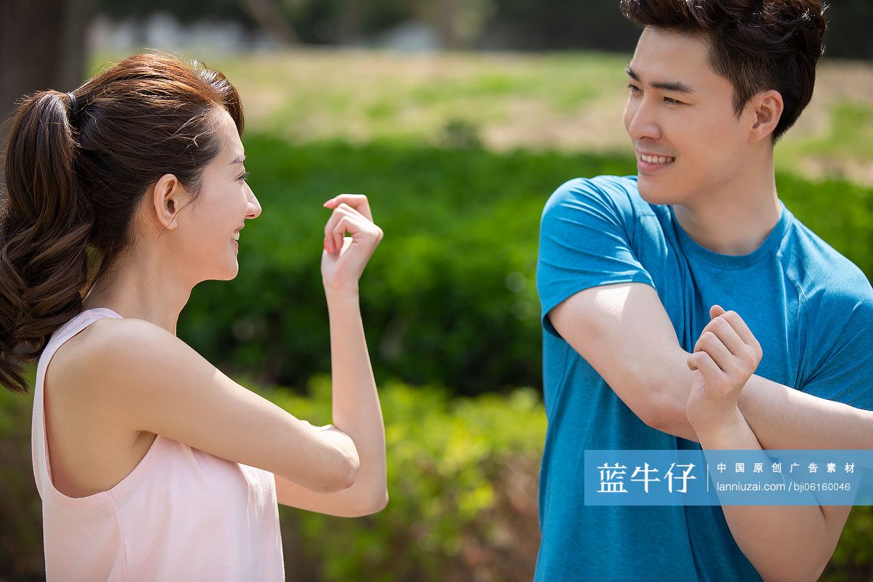 快乐的年轻情侣在公园健身